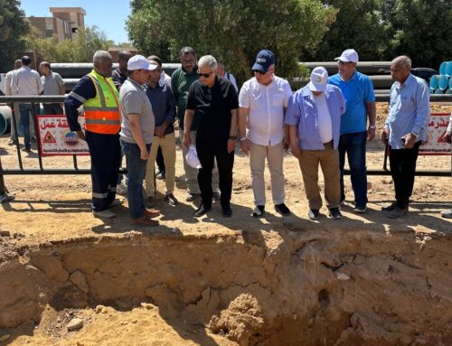 رئيس الشركة القابضة يتفقد أعمال تجديد خط مياه الشرب المغذي لرافع الصداقة الجديد بأسوان